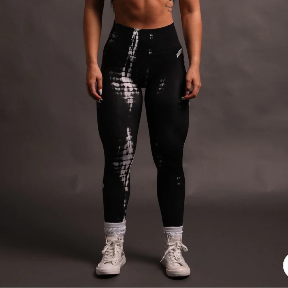 Darc Sport Big Wolf Loyalty "Everson Seamless"
Leggings in Black/White Serpent